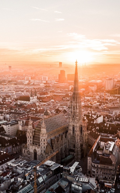 Luftaufnahme von Wien bei Sonnenaufgang mit dem Stephansdom im Zentrum der Stadt.